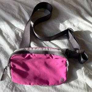 Lululemon Everywhere Adjustable Belt Bag in Pow Pink / Lunar Rock / Chrome 1L